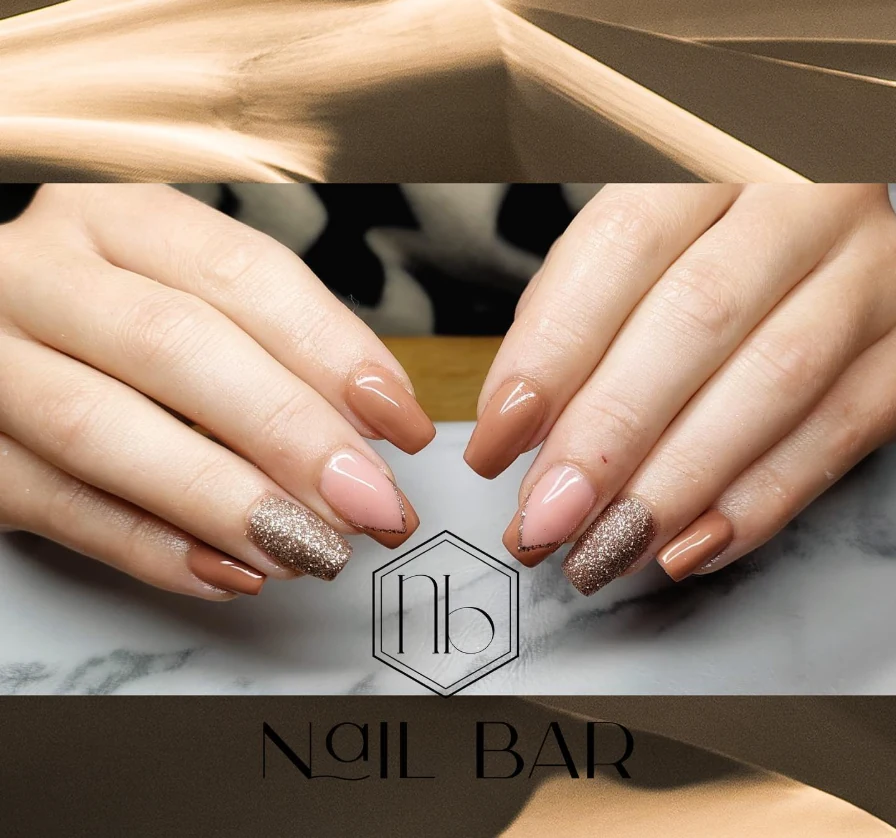 Warme nude manicure met glitterdetails