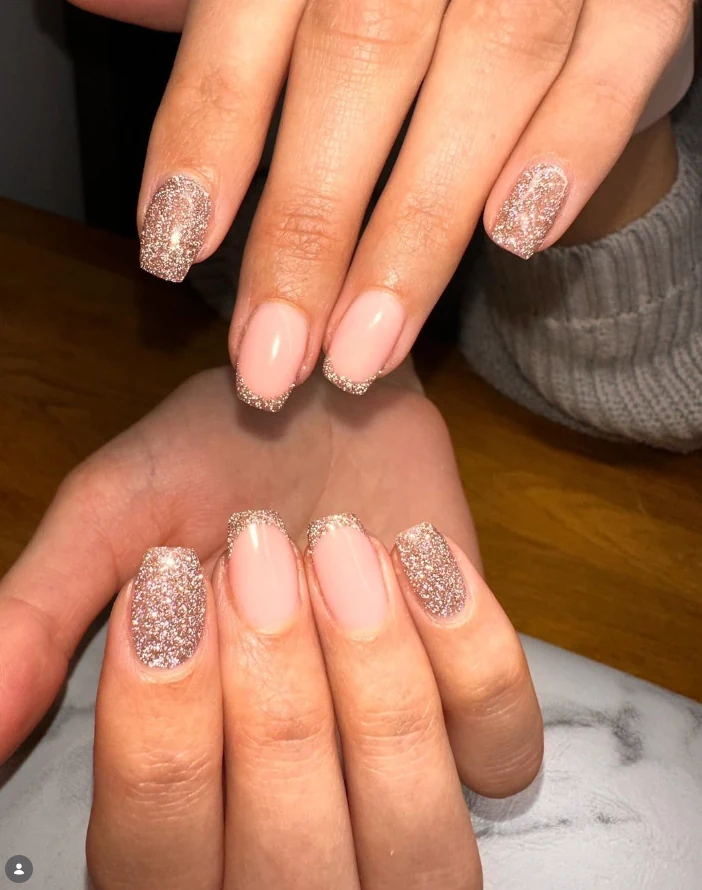 Glitter manicure in zachte roze tinten