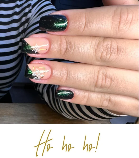 Donkere feestelijke manicure met sneeuwvlokdetails