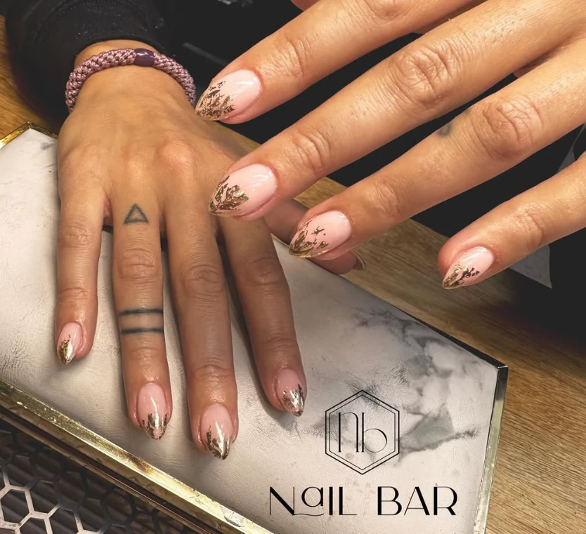 Subtiele nail art met gouden accenten