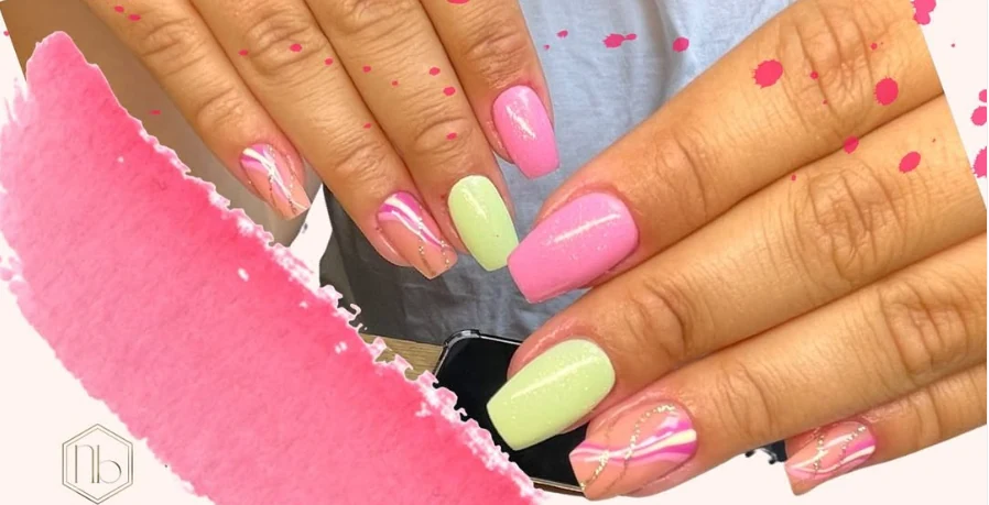 Lavendel en aqua manicure met glans