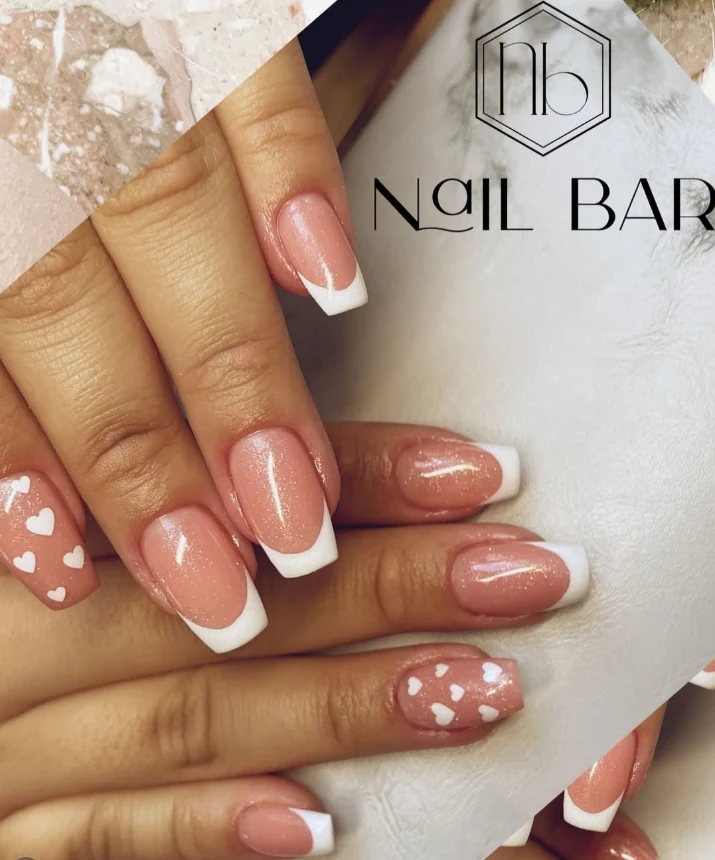 Lichtblauwe manicure met nude details