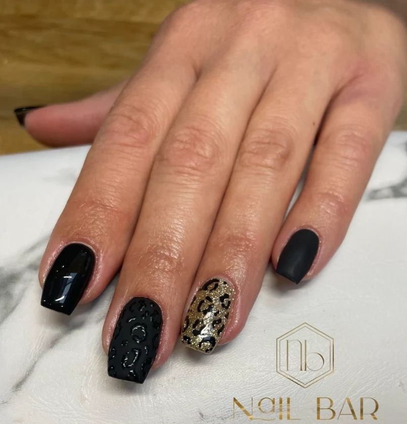 Zwarte manicure met leopard accent