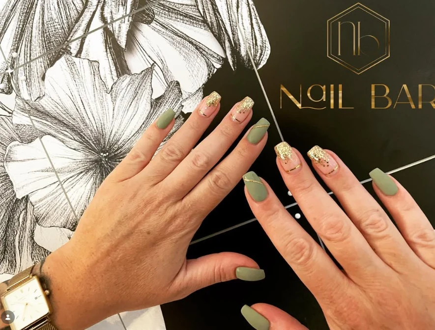 Olijfgroene manicure met goudglitter