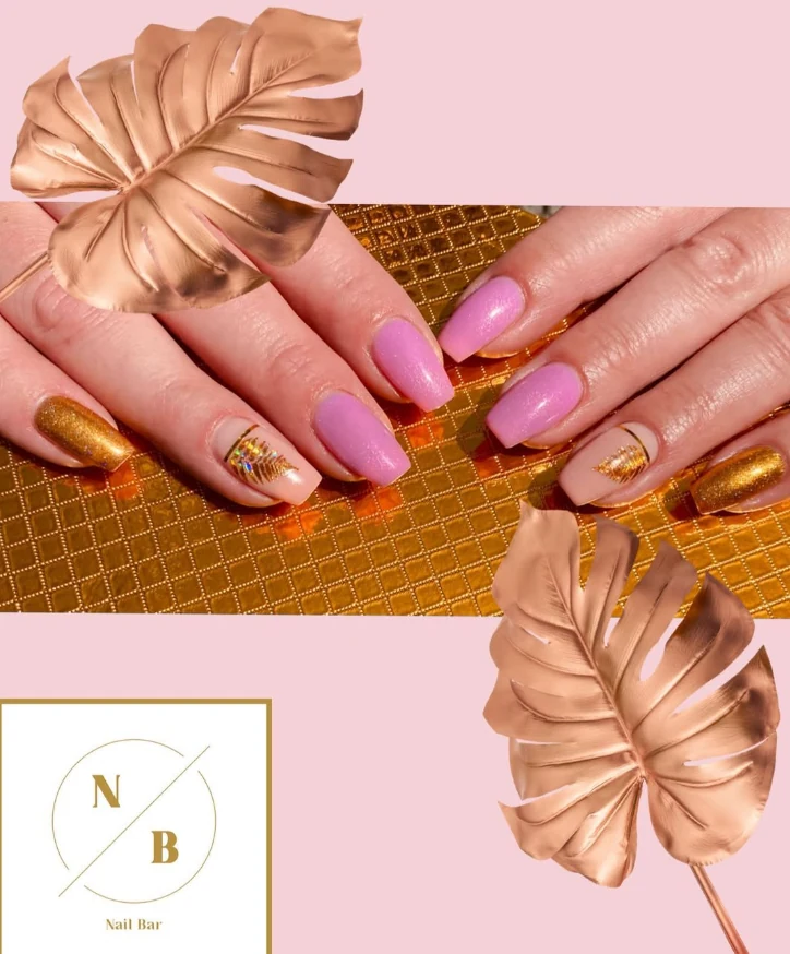 Roze manicure met gouden details
