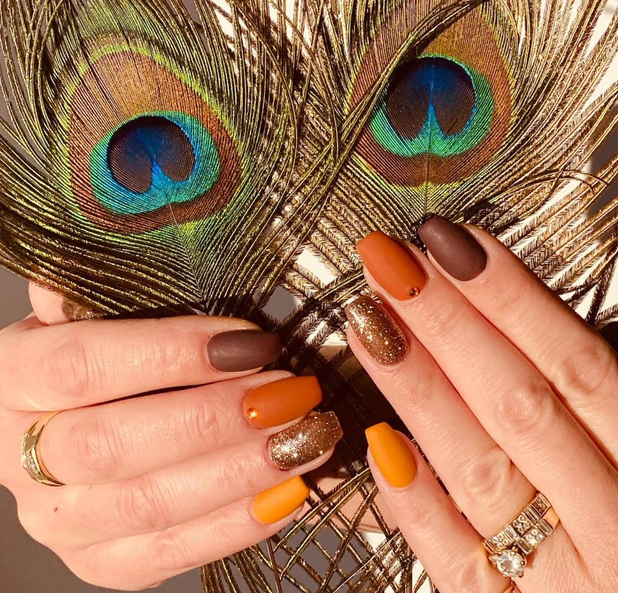 Oranje en bruine manicure met glitter