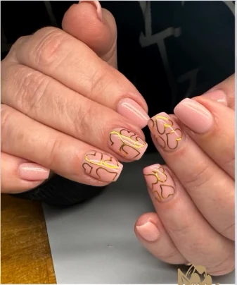 Nude manicure met gouden hartjes
