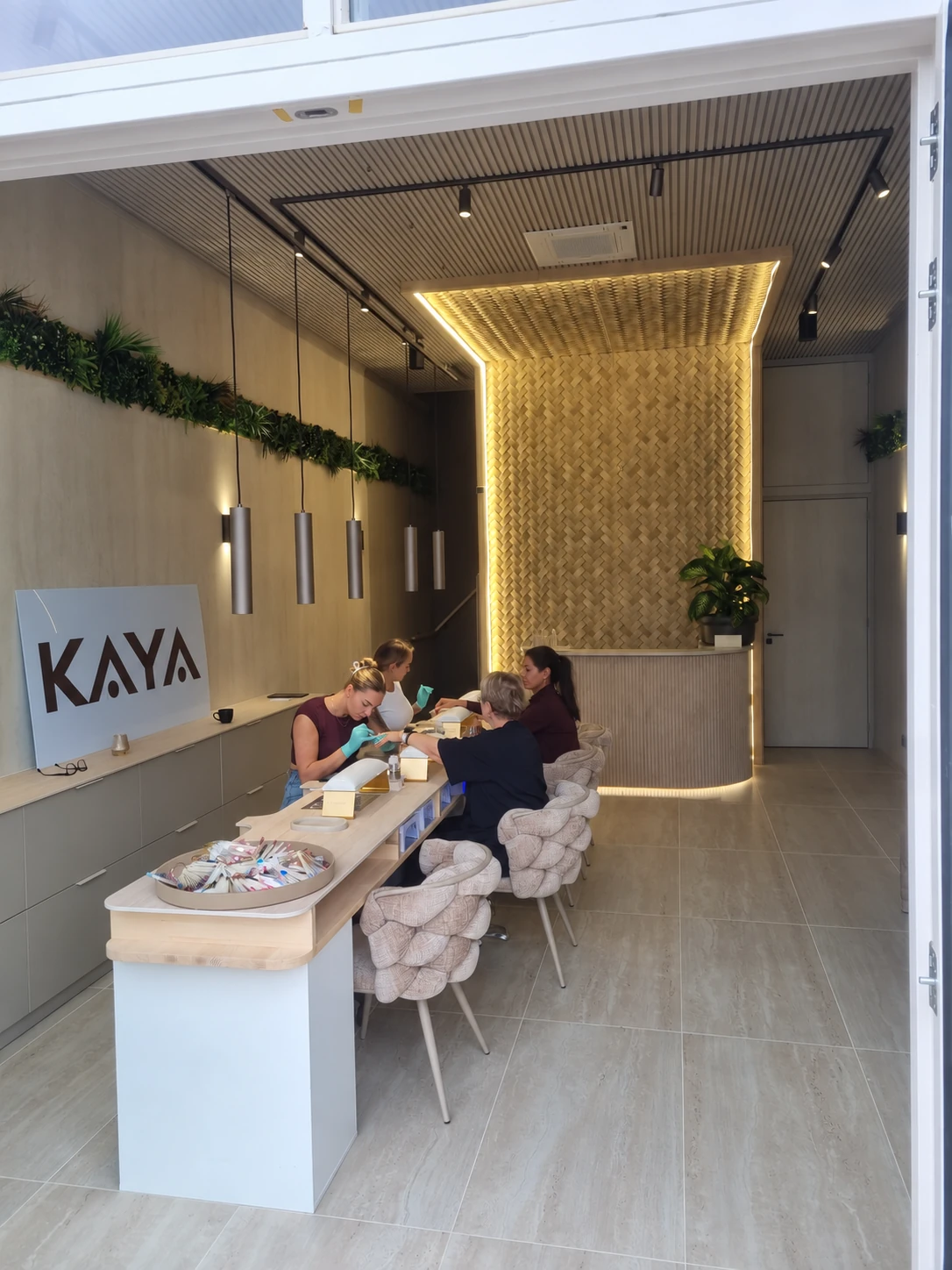 Klanten worden behandeld aan de manicuretafel in de KAYA salon