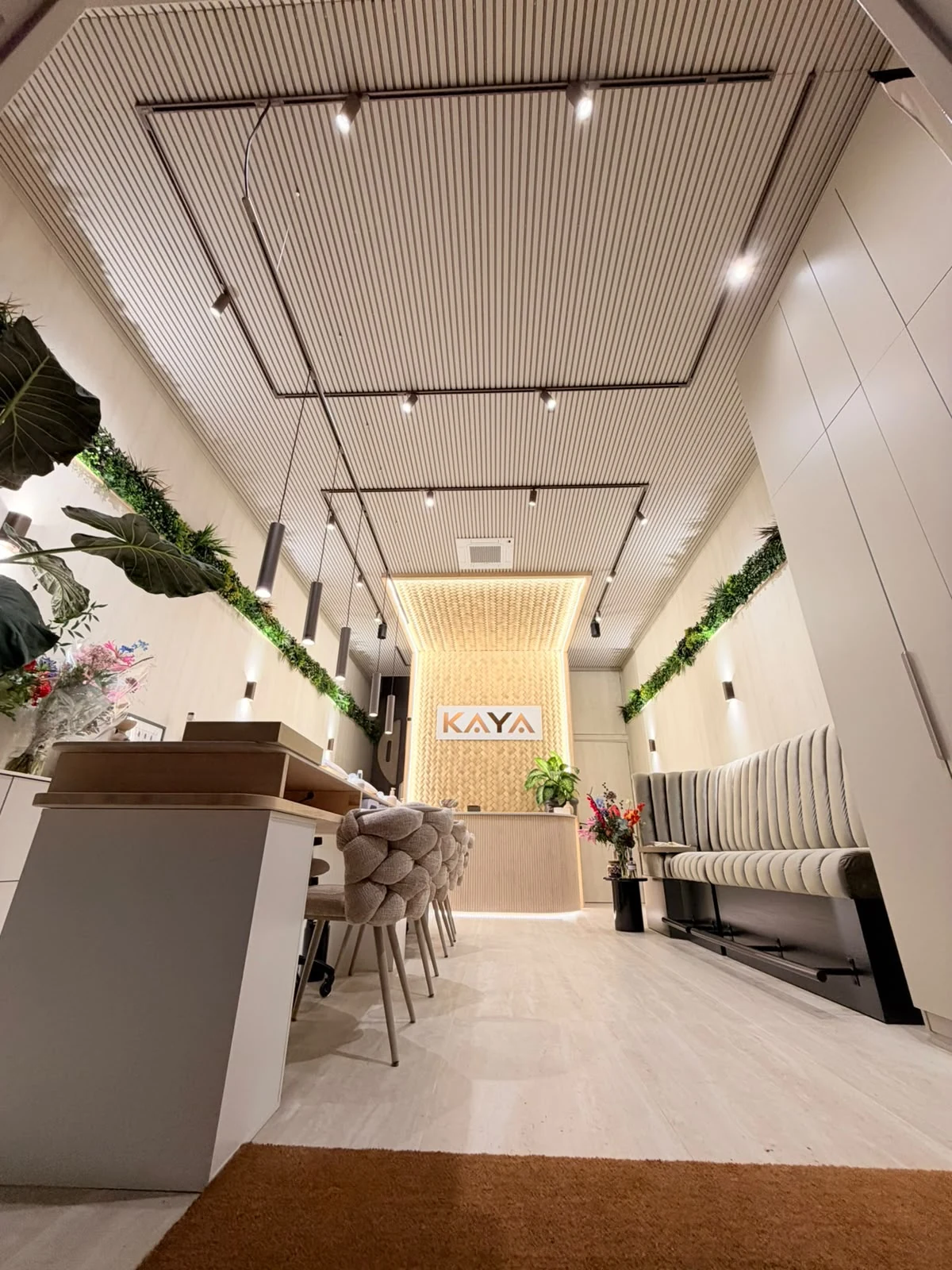 Zicht vanaf de entree op het interieur van KAYA