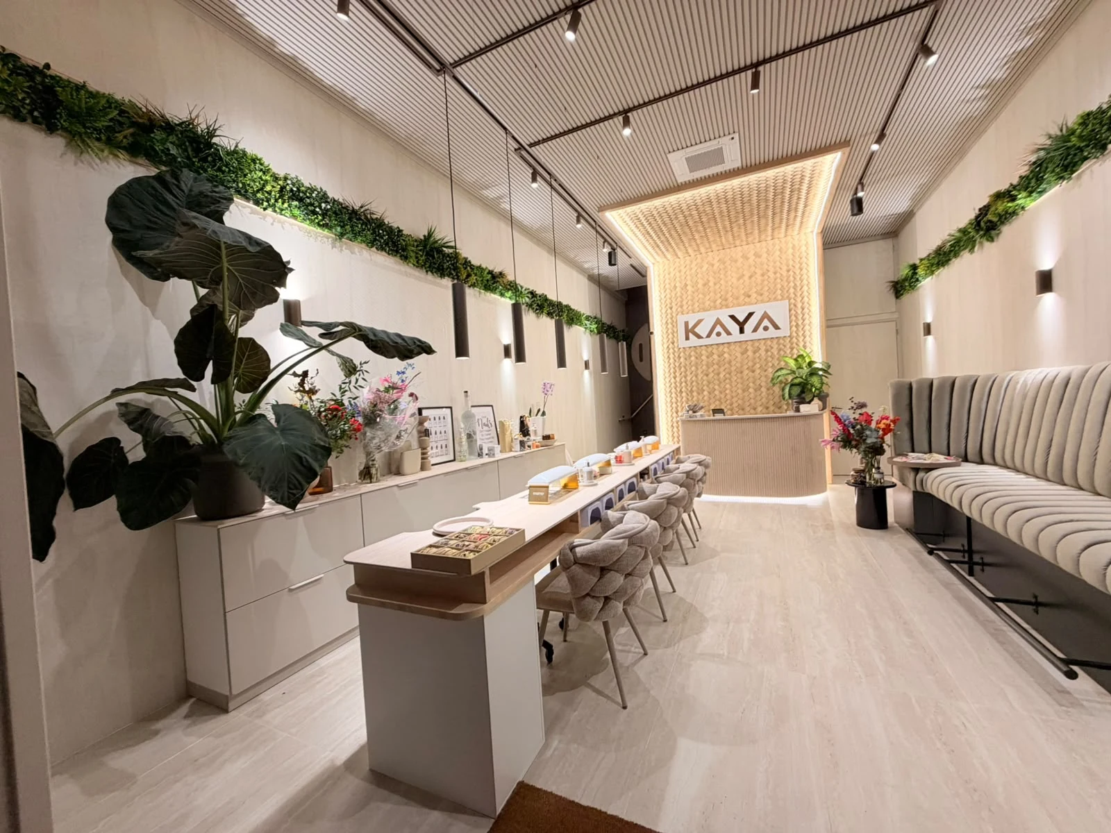 Manicureplekken en groene accenten in de KAYA salon