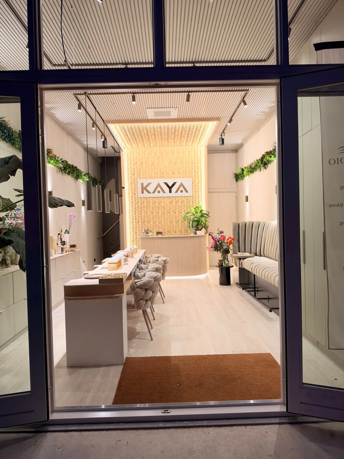 De open ingang van KAYA met zicht op de salon