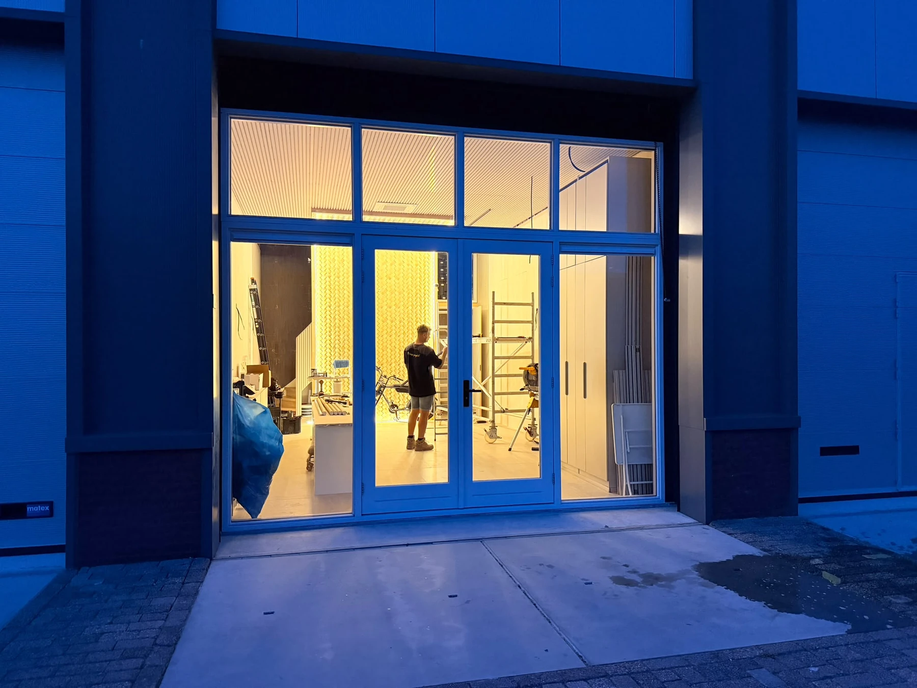 Verwachte buitenkant van de nieuwe KAYA salon in de avond